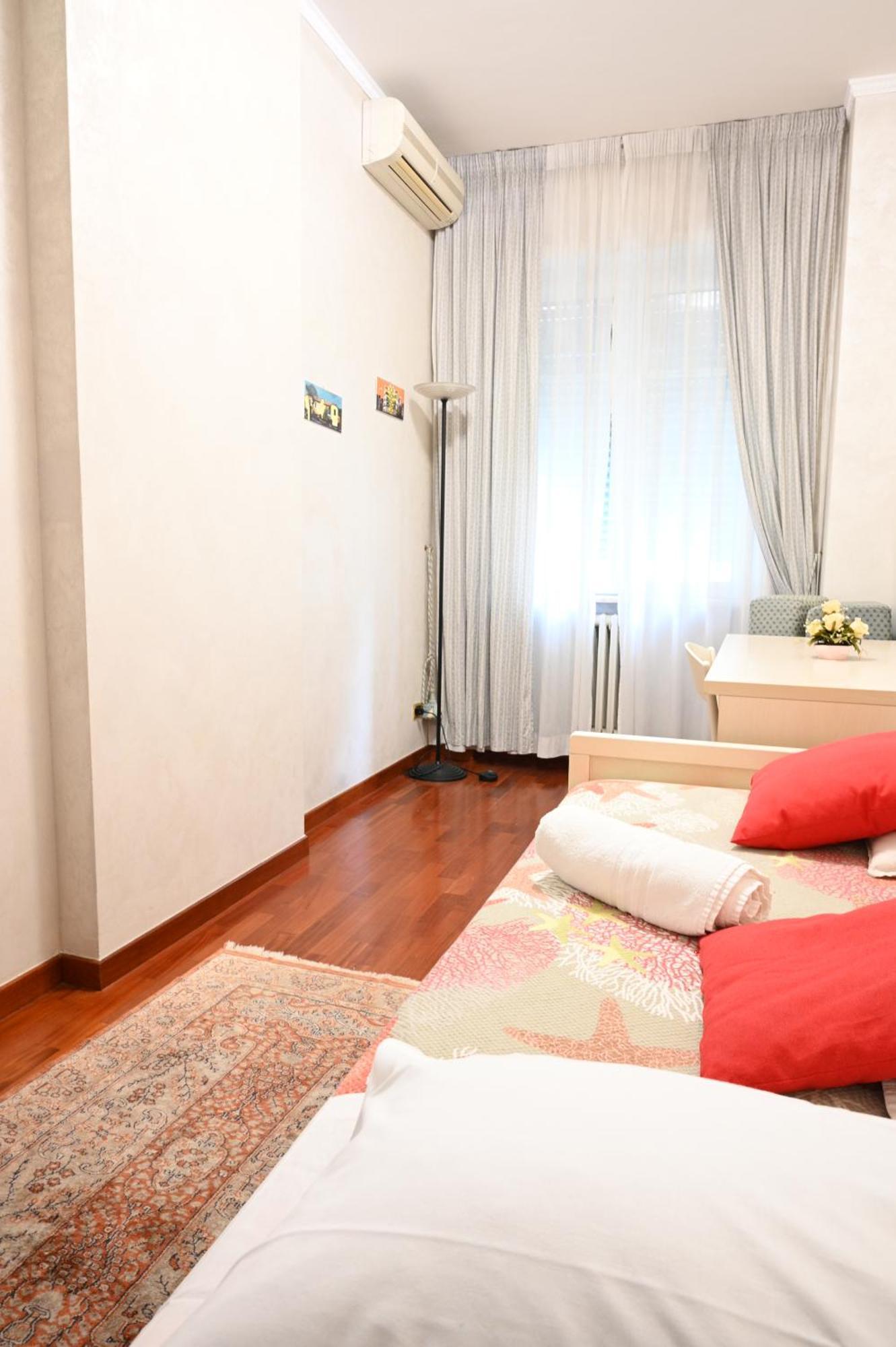 Marco'S Apartment Colosseum Рим Экстерьер фото